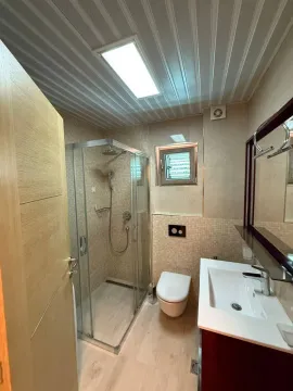 Manje kupatilo sa tuš kabinom, umivaonikom i WC šoljom. - image 8