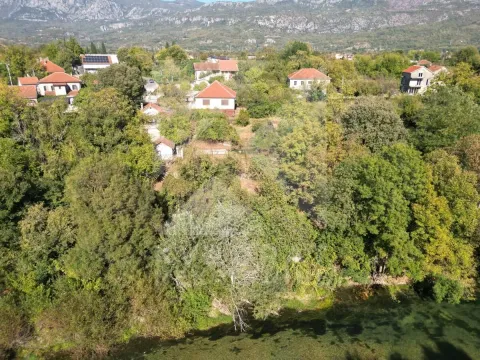 Pogled iz vazduha na imanje sa zelenilom i kućama u okruženju. - image 5