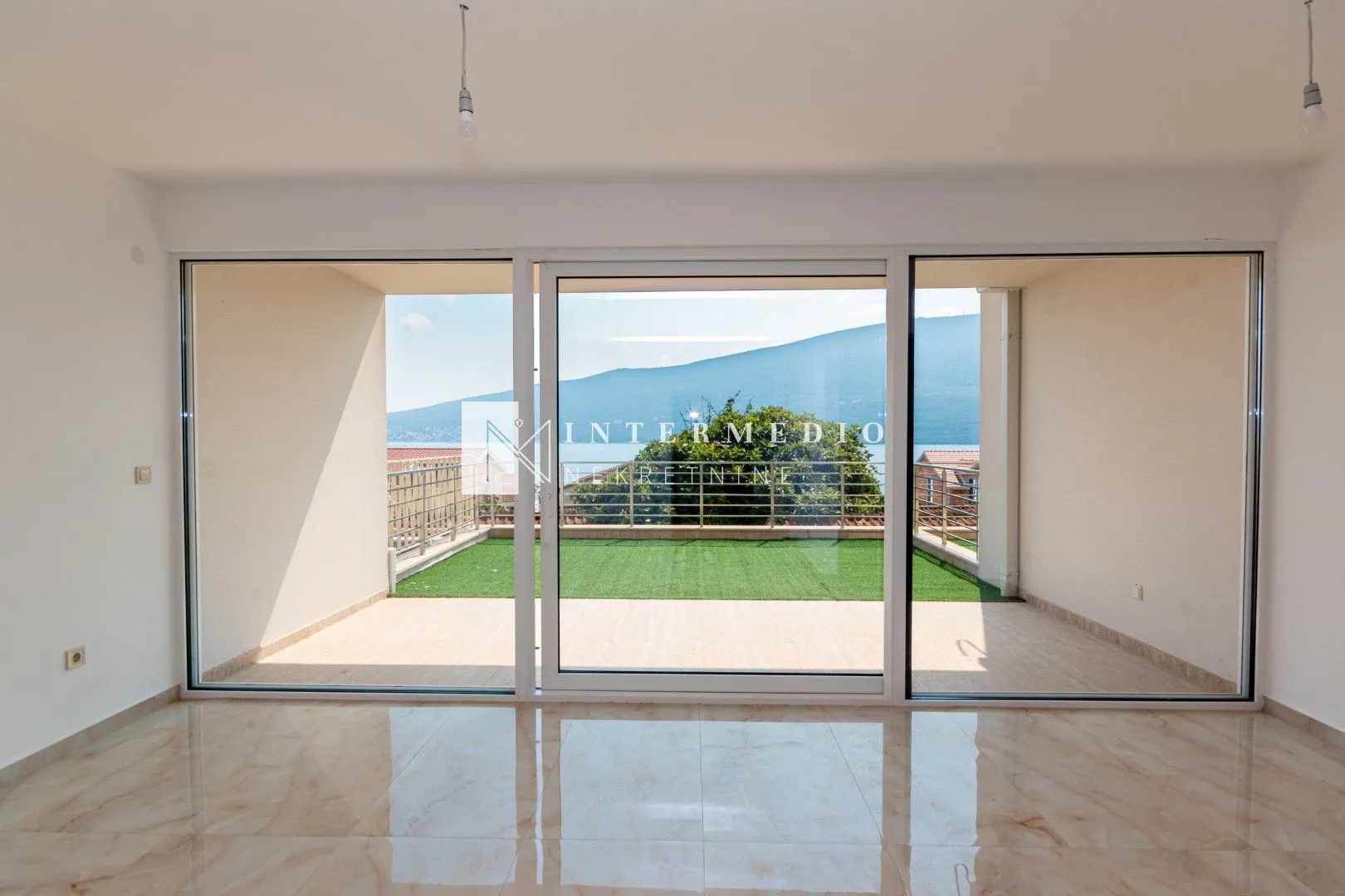 Prodaja, dvosoban stan, 100m², Baošići, Herceg Novi