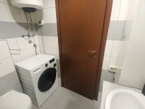 Dio kupatila sa veš mašinom i bojlerom. - image 9