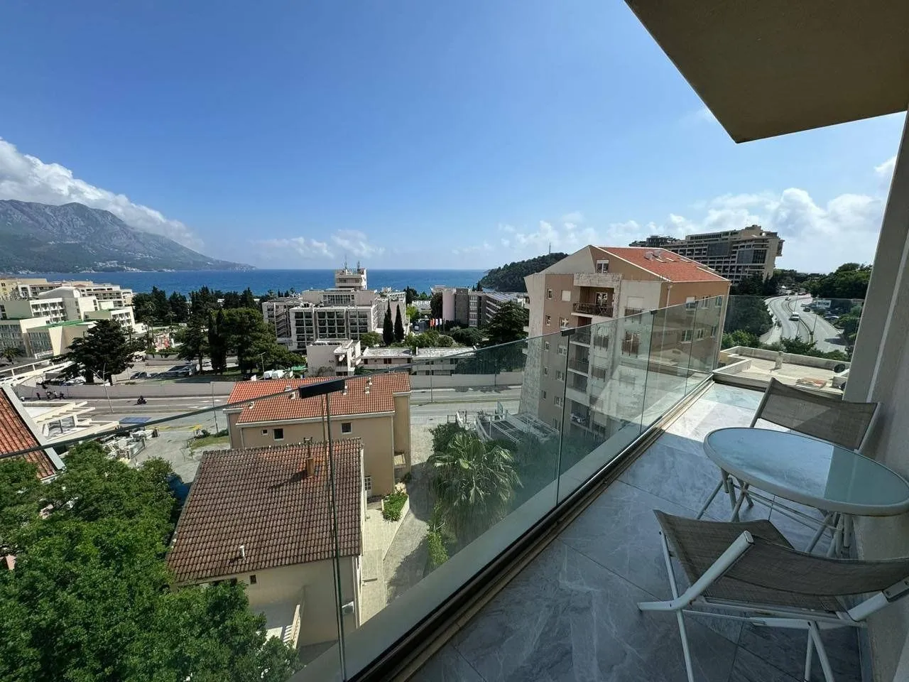 Izdavanje, dvosoban stan, 75m², Bečići, Budva