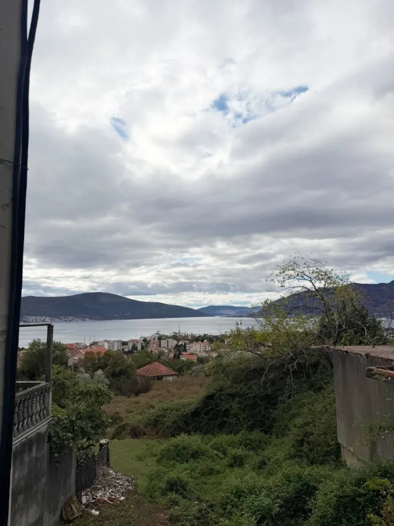 Pogled na more i okolno naselje sa terase ili prozora.