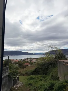 Pogled na more i okolno naselje sa terase ili prozora. - image 2