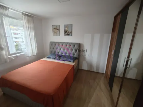 Namještena spavaća soba sa bračnim krevetom, prozorom i ormarom. - image 9