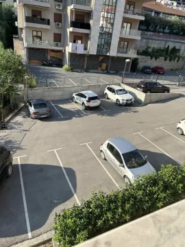 Pogled sa terase na parking prostor i zgradu. - image 11