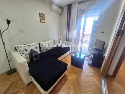 Dnevna soba sa ugaonom garniturom, stočićem i izlazom na terasu. - image 7
