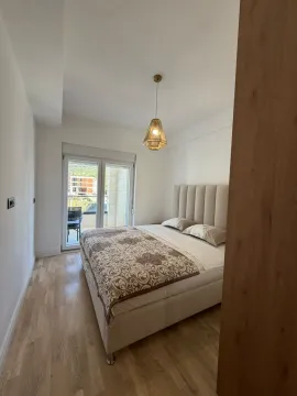 Moderna spavaća soba sa bračnim krevetom i izlazom na terasu. - image 9