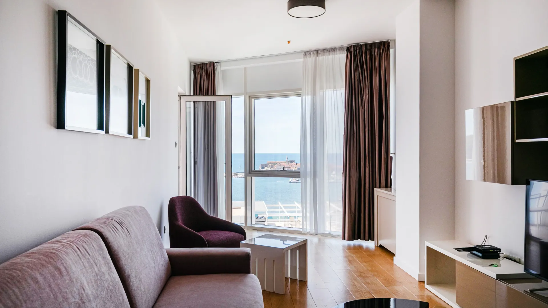 Izdavanje, jednosoban stan, 77m², Tre Canne, Budva
