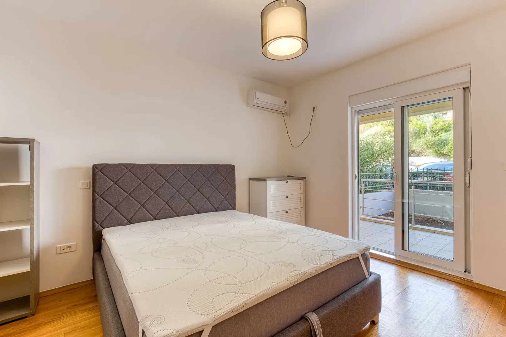 Bright bedroom with a double bed and access to the terrace.