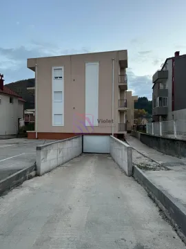 Pogled na prilaz i ulaz u podzemnu garažu stambene zgrade. - image 15