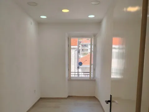 Rent, two bedroom apartment, 60m², Centar, Kotor - image 7