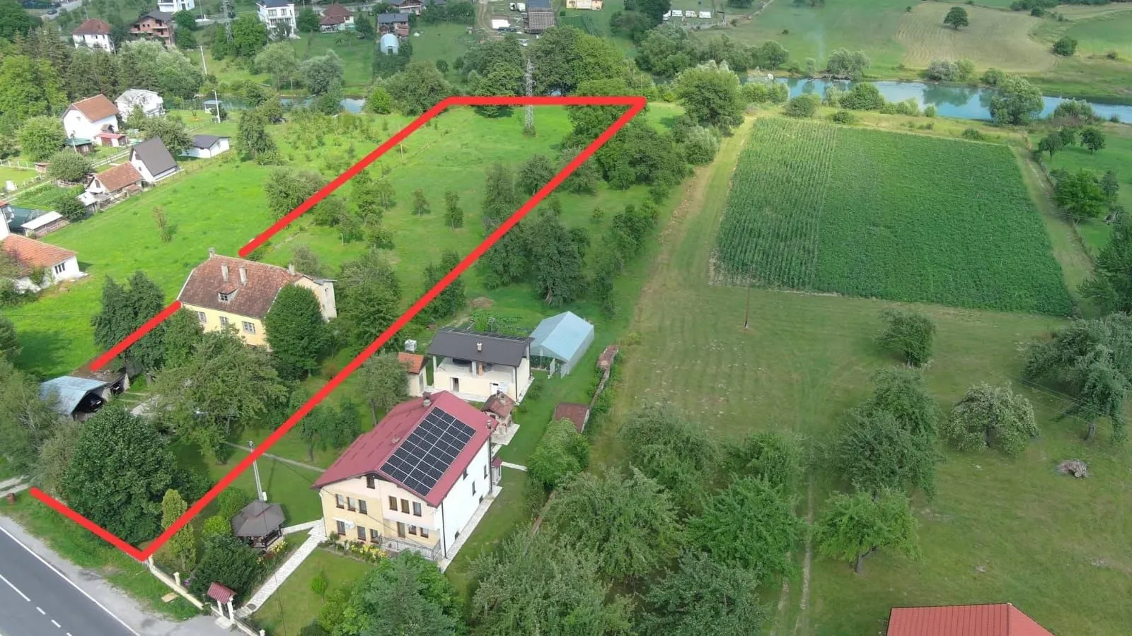 Pogled iz vazduha na imanje i kuću sa označenom granicom parcele.