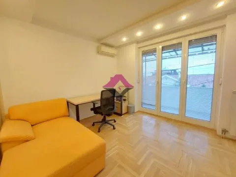 Dnevna soba sa garniturom, radnim stolom i izlazom na terasu. - image 13