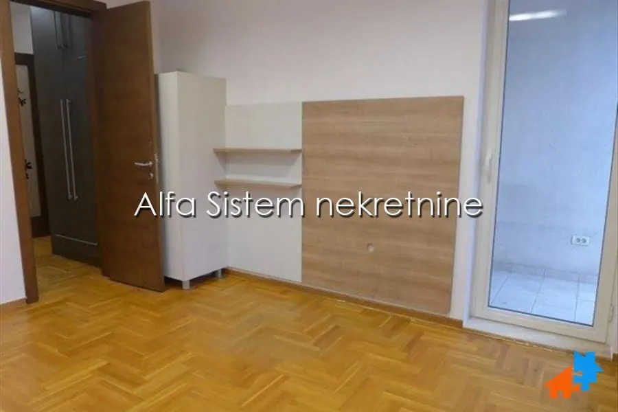 Living room with parquet flooring and access to the terrace.