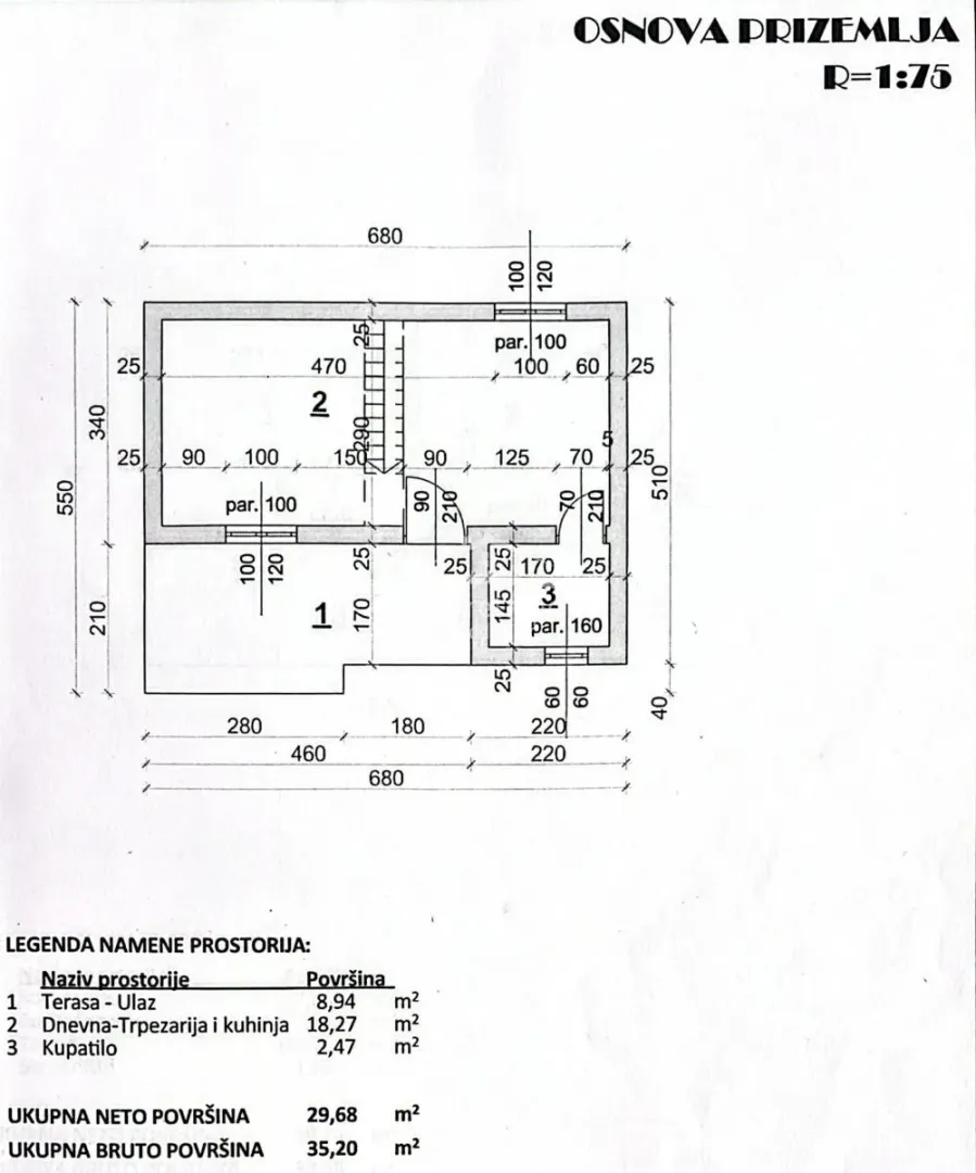 Osnova prizemlja sa rasporedom prostorija i dimenzijama.
