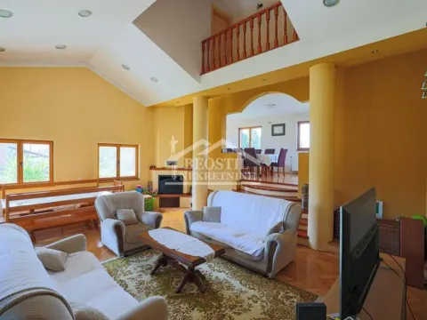 Kuća in Palilula Sve Podlokacije