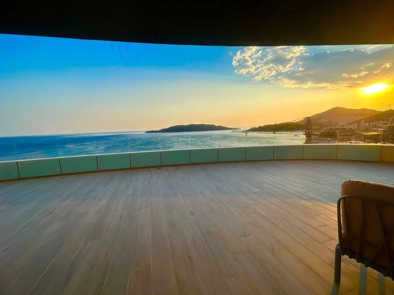Izdavanje, trosoban stan, 105m², Rafailovići, Budva