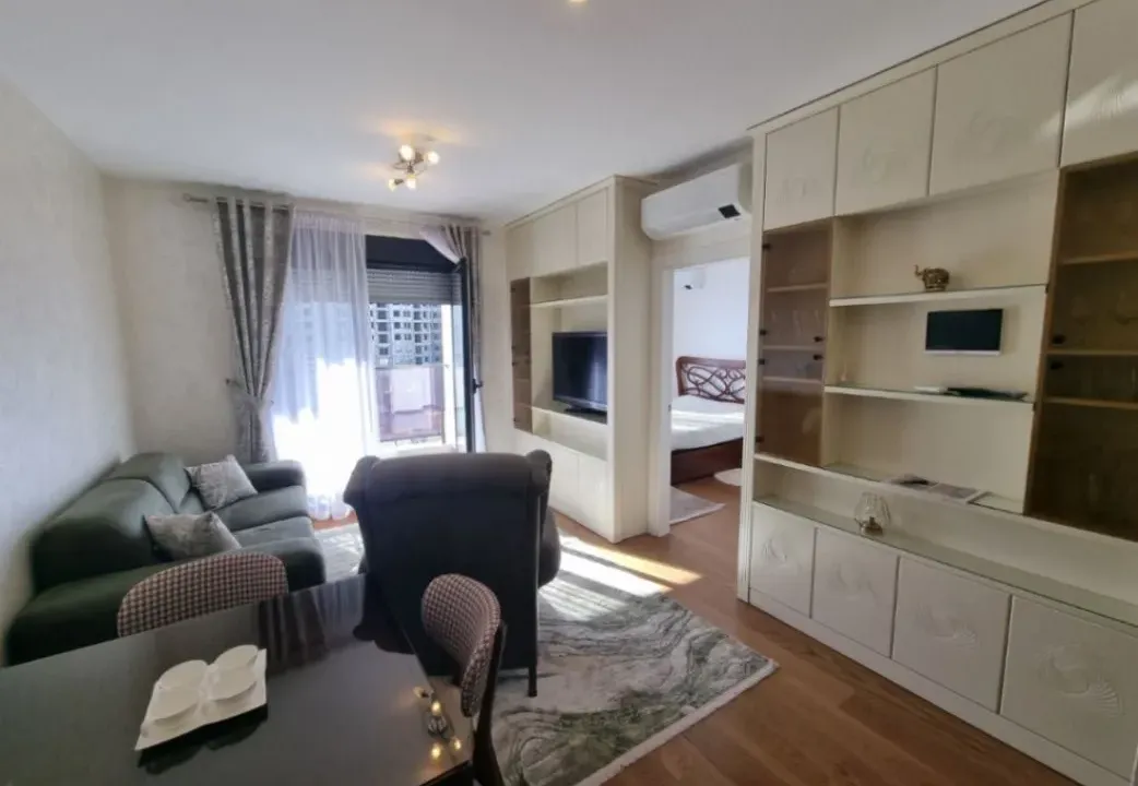 Izdavanje, jednosoban stan, 47m², Tološka šuma, Podgorica