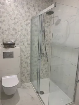 Moderne kupatilo sa tuš kabinom i ugradnom šoljom. - image 7