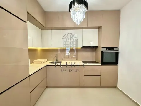 Moderna i opremljena kuhinja u bež tonovima sa ugradnim uređajima. - image 5