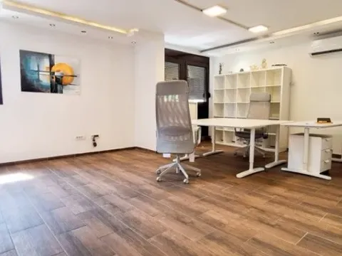Izdavanje, poslovni prostor, 80m², Blok 5, Podgorica