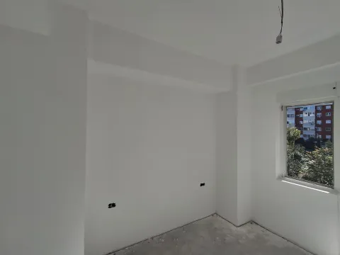 Pogled na neuređenu prostoriju u izgradnji sa bijelim zidovima i prozorom. - image 7