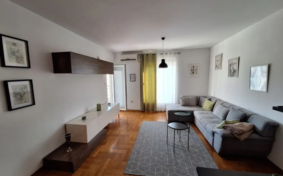 Izdavanje, jednosoban stan, 55m², Pobrežje, Podgorica