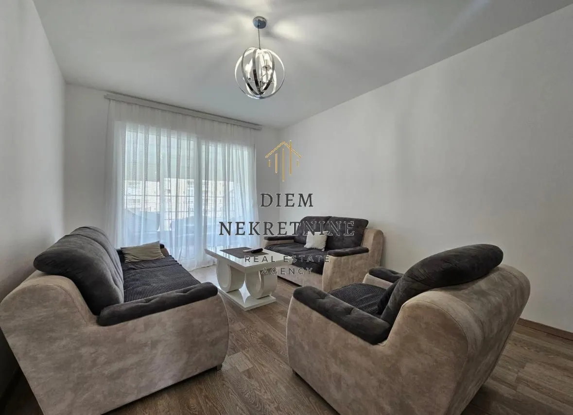 Izdavanje, trosoban stan, 120m², Centar, Bar