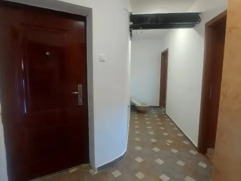 Izdavanje, trosoban stan, 86m², Centar, Nikšić - image 17