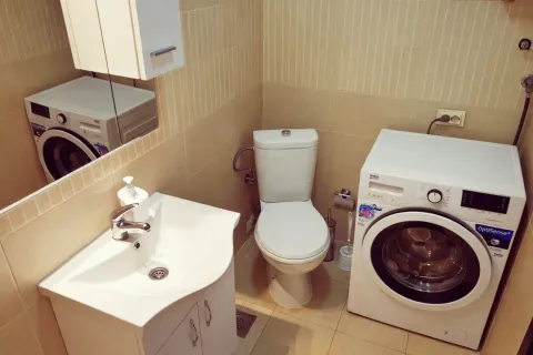 Kupatilo sa umivaonikom, toaletom i veš mašinom. - image 13