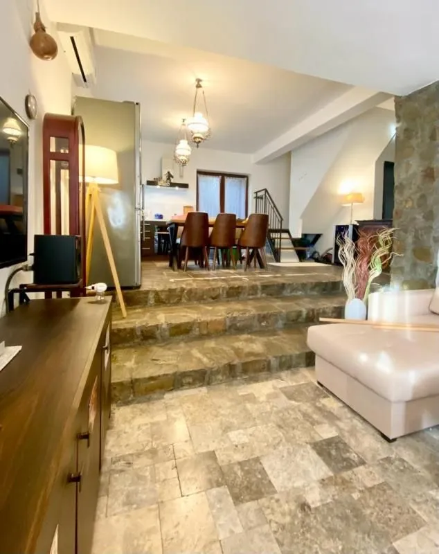 Izdavanje, kuća, 190m², Kruče, Ulcinj
