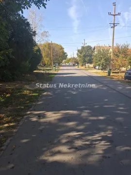 Pogled na asfaltiranu ulicu sa drvećem i električnim stubovima. - image 18