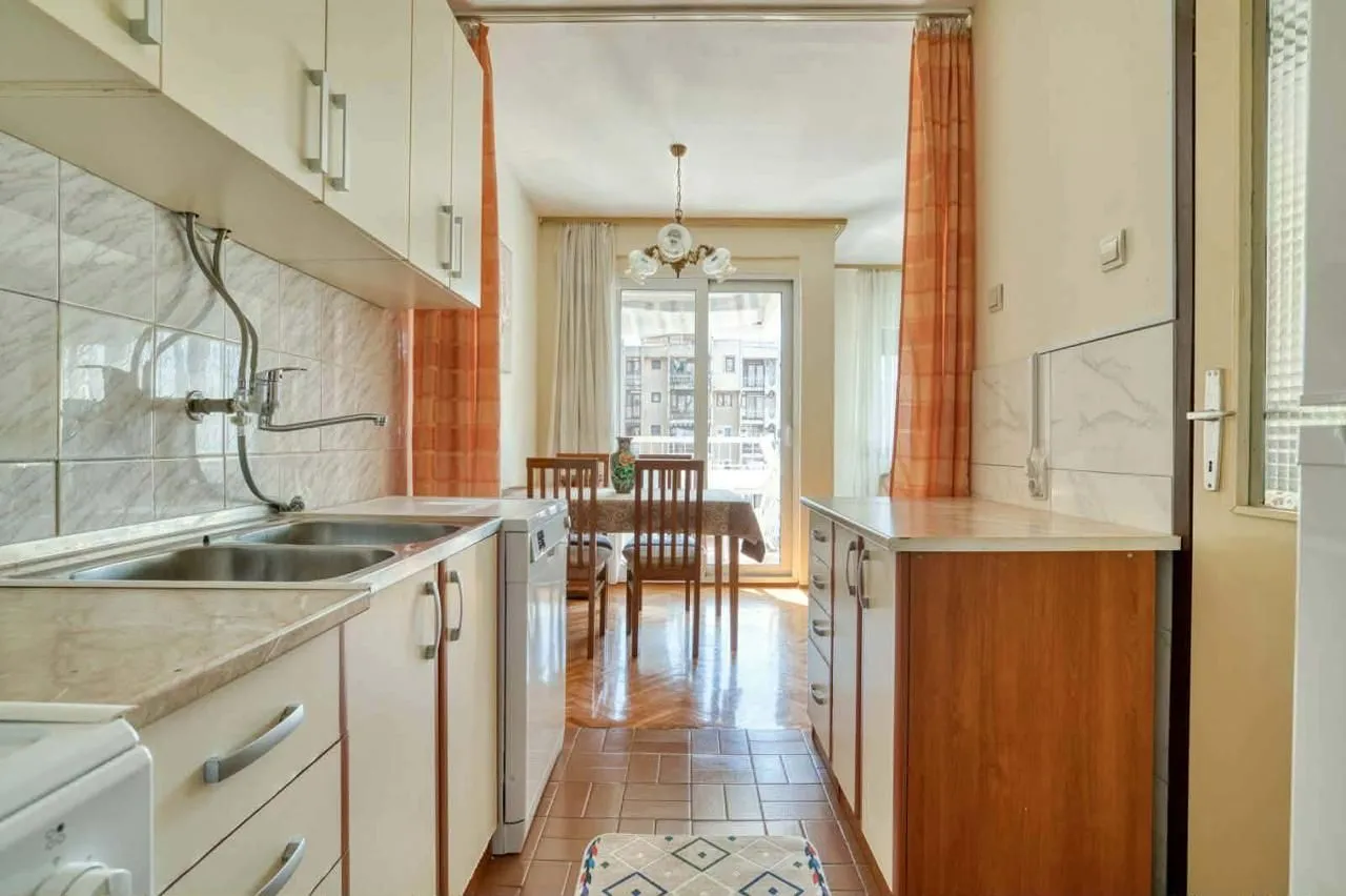 Izdavanje, dvosoban stan, 64m², Centar, Bar