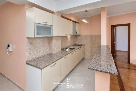Moderna kuhinja sa bež elementima i šankom. - image 5