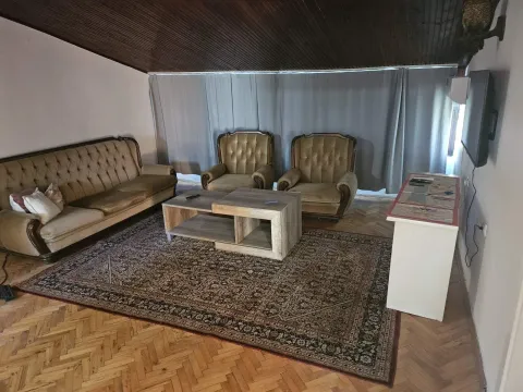 Prostrana dnevna soba sa klasičnim namještajem i drvenim plafonom. - image 2
