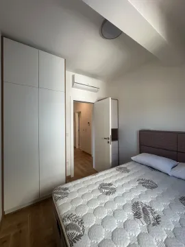Namještena spavaća soba sa bračnim krevetom, velikim garderoberom i klima uređajem. - image 16