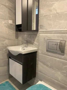 Moderne opremljeno kupatilo sa umivaonikom i ormarićem. - image 6