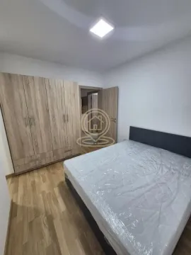 Spavaća soba sa bračnim krevetom i velikim drvenim garderoberom. - image 8