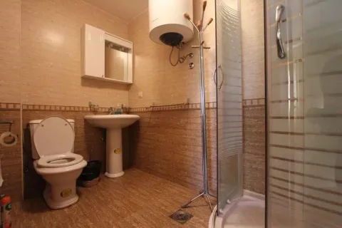 Kupatilo sa tuš kabinom i lavaboom. - image 12