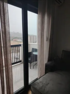 Pogled na balkon sa garniturom kroz staklena vrata. - image 5