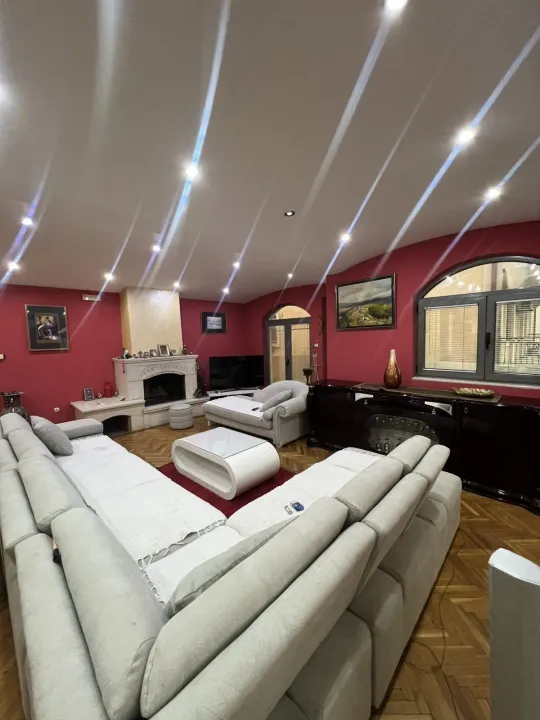 Izdavanje, četvorosoban stan, 240m², Stari Aerodrom, Podgorica