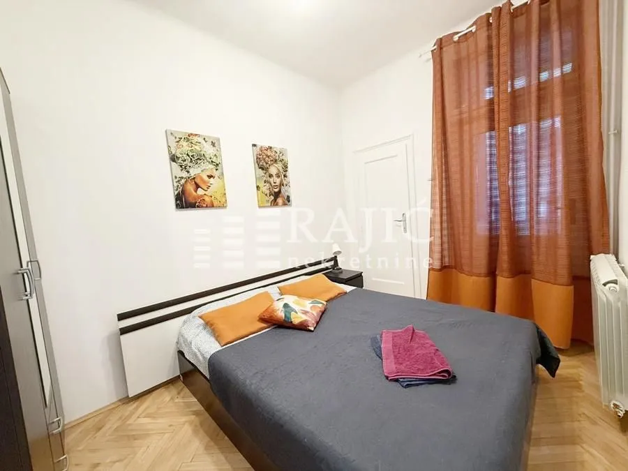 Furnished bedroom with a double bed.