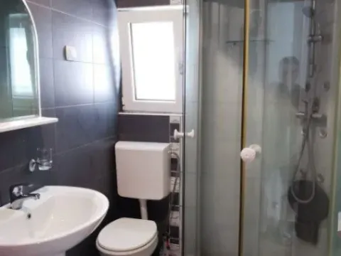 Izdavanje, dvosoban stan, 81m², Lepetani, Tivat - image 2