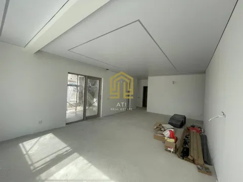 Prazna prostorija u izgradnji sa građevinskim materijalom na podu i vodenim žigom agencije. - image 4