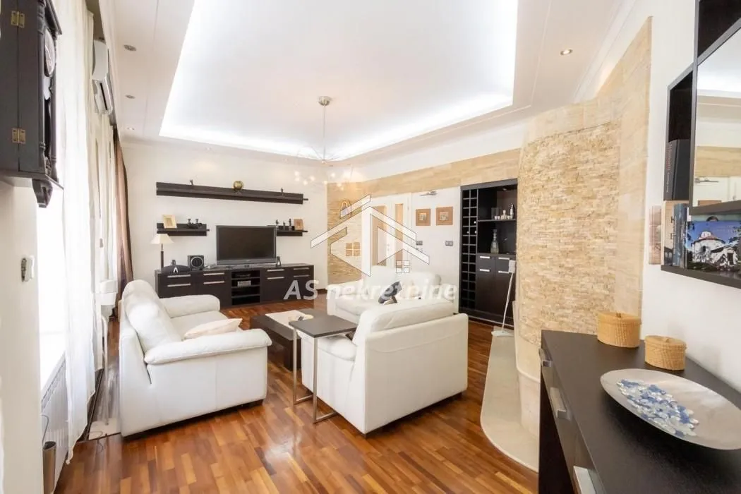 Izdavanje, četvorosoban stan, 140m², Obilićev Venac, Beograd