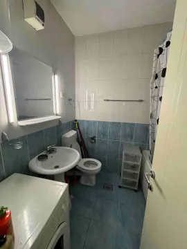 Manje kupatilo sa umivaonikom, WC šoljom, tuš kabinom i mašinom za veš. - image 6