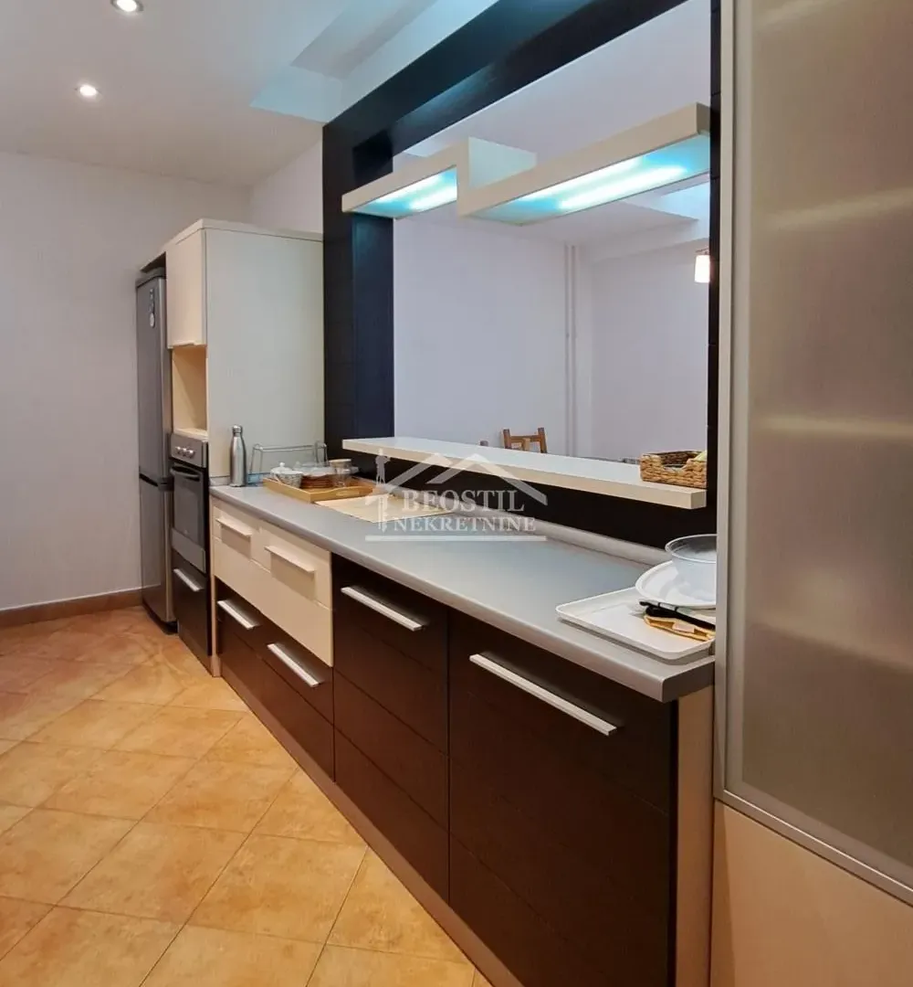 Rent, four bedroom apartment, 156m², Vračar Sve Podlokacije, Beograd