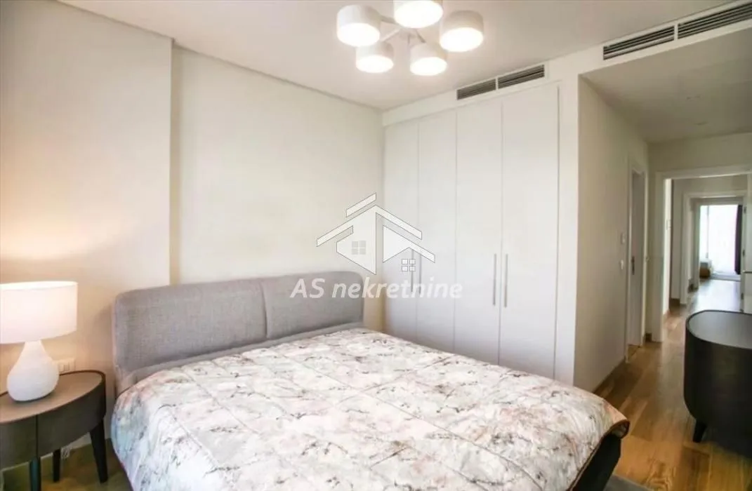 Izdavanje, četvorosoban stan, 142m², Savski Venac, Beograd