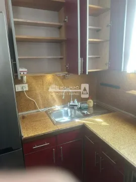 Manja kuhinja sa sudoperom i visećim elementima. - image 11