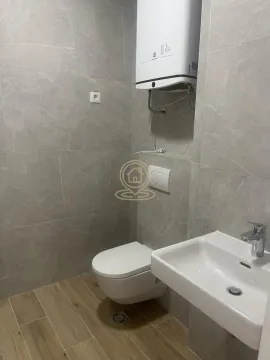Novoopremljeno kupatilo sa umivaonikom, WC šoljom i bojlerom. - image 10